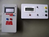 Links ESR Messgerät, rechts ein Kapazitätsmessgerät für Akkus.